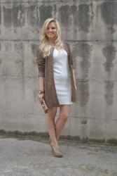 OUTFIT: SPRING LEATHER OVERCOAT AND WHITE DRESS - ABITO BIANCO ABBINATO AD UN SOPRABITO IN PELLE MARRONE -