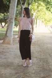 Crop top de encaje rosa  cuarzo y pantalones culotte: imprescindibles esta temporada