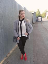 klasyka z szarą marynarką oversize, koszulą mgiełką i czerownymi botkami