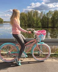 Pastelowy rower beach cruiser marki Fera Bikes