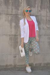 SPORTY- CHIC OUTFIT: PRINTED LEGGINGS AND WHITE BLAZER - COME ABBINARE UN PAIO DI LEGGINGS STAMPATI -