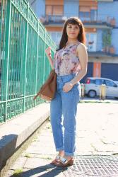 Printed top and boyfriend jeans