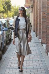 Dos looks con falda metalizada y bomber bordada: Stilettos & sneakers