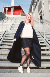 Look : Long manteau et petites jambes.