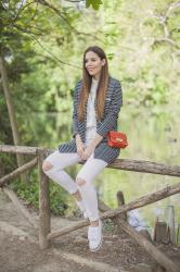 Giacca a righe in stile marinaro ed un total look in bianco: idea per un look da giorno!