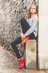 Baskets rouges et saut en l’air | Look