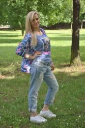 OUTFIT BOYFRIEND RIPPED JEANS - COME ABBINARE UN BOMBER STAMPA TROPICALE -