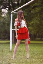 Biało-czerwona stylizacja na Euro 2016: koronkowy top, spódniczka z baskinką i szalik kibica
