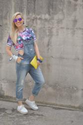 OUTFIT: DENIM OVERALLS - SALOPETTE IN JEANS, CROP TOP E SNEAKERS BIANCHE -