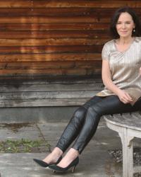 Partylook schwarze Lederleggings und goldenes Top