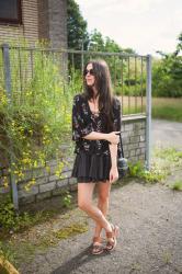 Outfit: boho in extensions and lace up blouse