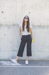 Culotte di jeans, pois e una borsa gialla. Un look che mette subito di buon umore!