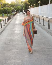 Maxi vestido de rayas multicolor con los hombros descubiertos y volante