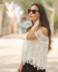 Top de Guipur, sandalias Isabel Marant y Reloj Cluse