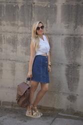 OUTFIT: DENIM SKIRT AND WHITE SHIRT - GONNA DI JEANS ABBINATA AD UNA CAMICIA IN PIZZO BIANCO ANNODATA IN VITA -