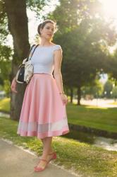 Ein stylishes Festival-Outfit im Retro-Stil fürs Tollwood München