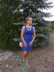 kobaltowa sukienka w eleganckim wydaniu