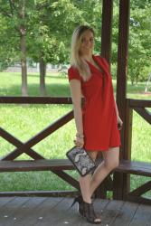 RED OUTFIT - ABITO ROSSO CON COLLO A SCIALLE -