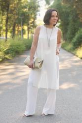 Weißer Sommerlook in weiter Leinenhose und transparenter Tunika