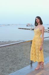 Look boda: vestido de encaje amarillo