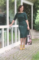 Dunkelgrünes ZARA Midikleid in sommerlichem Styling