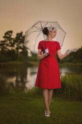 Ein stylishes Regen-Outfit mit originalem Vintage-Kleid und Strümpfen von Secrets in Lace