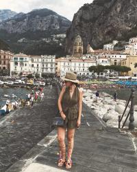 Amalfi e Positano &#124; Una tuta e dei sandali con i pon-pon 