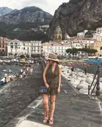 Amalfi e Positano | Una tuta e dei sandali con i pon-pon