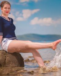 Splish splash: Ein maritimer Sommer-Look mit Segler-Top und Hotpants von Hell Bunny