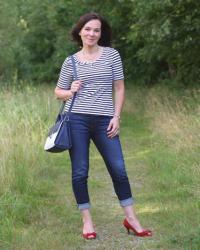 Französischer Chic in engen Jeans, Streifen und klassischen Accessoires