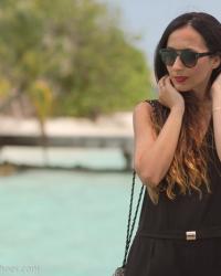 Look en Maldivas con Mono short y sandalias Jaeryn de Isabel Marant