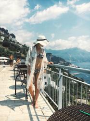 Lace beachrobe in Amalfi &#124; Un copricostume in pizzo nella Costiera Amalfitana