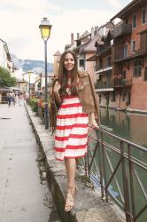 Vestito a righe colorate con gonna sotto al ginocchio: why not!