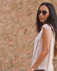 Vestido blanco con encaje y Sandalias Isabel Marant 