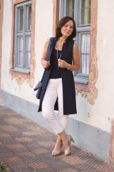 Klassischer Spätsommer Look mit langer Weste in Weiß und Dunkelblau