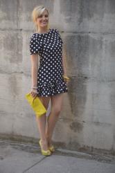 OUTFIT: POLKA DOTS DRESS - ABITO A POIS BIANCHI SU FONDO NERO ABBINATO AD ACCESSORI GIALLI -