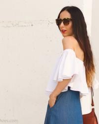 Falda midi en denim y top hombros al aire