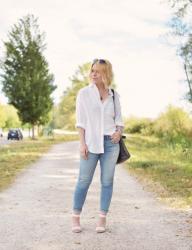 Time change:  white shirt, skinny jeans, and block-heeled sandals