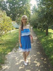 Niebieska sukienka z koronką 