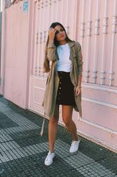 Outfit entretiempo: trench & sneakers