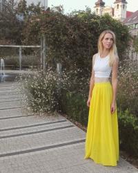 Outfit: Maxi yellow skirt
