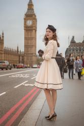 Unterwegs auf Londons Straßen im eleganten Retro-Kleid „Grace“ von BlackButterfly