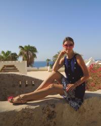 dark blue dress with pink sunglasses