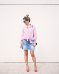 LOOK CON FALDA VAQUERA Y CAMISA DE RAYAS