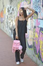 Accessori rosa per ravvivare un look total black 