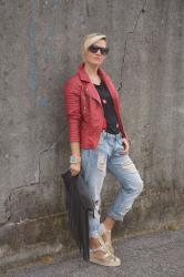 OUTFIT: RIPPED BOYFRIEND JEANS AND RED LEATHER JACKET - CHIODO DI PELLE ROSSO ABBINATO A JEANS STRAPPATI - 