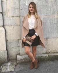 MANTEAU ET JAMBES NUES