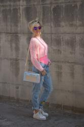 OUTFIT: PINK CROP TOP AND RIPPED BOYFRIEND - JEANS STRAPPATI ABBINATI AD UN MAGLIONE ROSA -