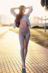 Jeansowa kurtka, różowy top, beżowe spodnie rurki i szpilki