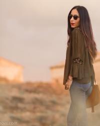 Look Boho chic, blusa transparente con bordados y jeans acampanados